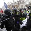 Schlagstockeinsatz bei den Protesten der "Gelbwesten" in Paris: 8000 Polizisten und andere Ordnungskräfte waren im Einsatz.