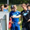 Hoffenheims Trainer Julian Nagelsmann erklärt den Spielern seine Taktik.