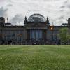 Die Wiese vor dem Reichstag war schon vor dem Hauptstadtumzug ein Magnet für Berliner und Hauptstadtbesucher. In Zukunft wird auch der Platz auf der Rückseite im Osten neu gestaltet.