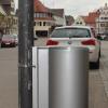 Die Verantwortlichen der Stadt Wertingen haben am Marktplatz drei zusätzliche Abfalleimer montieren lassen.
