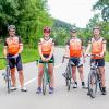 Radelten gerne zugunsten der Diakonie: (von rechts) Organisator Jochen Rühl, Bürgermeister Christoph Schmidt und die ersten sechs TSV-Radler (Elisabeth Haupt, Hans Knoll, Silia Jung, Abteilungsleiter Helmut König, Chiara Göttler und Stine Schreit-müller). 	