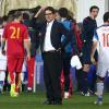 Russlands Trainer Fabio Capello steht nach dem Spielabbruch ratlos am Spielfeldrand.