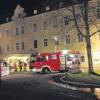 Bei einem Schwelbrand im Ursberger Krankenhaus St. Camillus konnte ein 69-jähriger Patient nur noch tot geborgen werden. Die Feuerwehren waren vor Ort mit starken Kräften im Einsatz. Das Gebäude ist extrem stark verrußt und im Bereich des Südtraktes unbewohnbar. Die Brandursache ist noch unklar.  