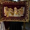 Das Epitaphios genannte, kostbare, reich bestickte Tuch symbolisiert Jesus im Grab und wird in einer nächtlichen Prozession um die Kirche getragen.