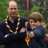 Prinz George versucht sich neben seinem Vater Prinz William im Bogenschießen.