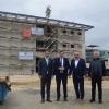  Dillingen Oberbürgermeister Frank Kunz, Landrat Markus Müller, Schulleiter Kurt Ritter und Architekt Wolfgang Obel vor dem Neubau am Sailer-Gymnasium. 