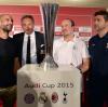 Da ist das Ding! Die Trainer (von links) Pep Guardiola (Bayern München), Sinisa Mihajlovic (AC Mailand), Rafael Benítez (Real Madrid) und Mauricio Pochettino (Tottenham) vor dem Audi- Cup. 	