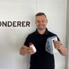 Gründer und Geschäftsführer Fabian Donderer mit einer eigens entwickelten und gefertigten Abdeckkappe (rot) und seinem 3D-Scanner.
