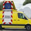 So ein auffälliges Auto begleitet in Mindelheim  Schwertransporte. 