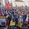 "Es ist Zeit, aufzustehen und für unsere Demokratie einzutreten." Mit diesem Satz begründeten viele Menschen ihre Teilnahme an der Demonstration gegen Rechtsextremismus.