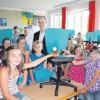 Gute Noten geben die Kinder der Klasse 4c in Langenneufnach ihren neuen Schulstühlen. Dr. Rainer Maria Wagner (Mitte) sowie Bürgermeister Josef Böck, der Klassenlehrer Rößle und Rektor Johann Dürr sind ebenfalls mit dem Test sehr zufrieden. 