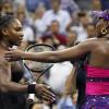 Venus Williams (r) gratuliert ihrer Schwester Serena zum Einzug ins Achtelfinale.
