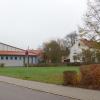 Auf der Grünfläche vor der bestehenden Mehrzweckhalle in Schiltberg soll das neue Feuerwehrhaus mit Gemeindekanzlei entstehen. 