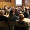Bei einer Bürgerversammlung sitzen viele Menschen nebeneinander in einer Halle – hier im Jahr 2018 in Hainsfarth. 	