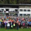 352 Läufer sind bei der diesjährigen Etappe der Nordic-Walking-Tour in Freihalden dabei, so viele wie noch nie. 85 von ihnen wagen sich sogar auf die Halbmarathon-Distanz. Start und Ziel war der Sportplatz des SV Freihalden. 