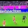 Kann mal passieren: Thiago hält den Weihnachtsmann fälschlicherweise für einen Mitspieler.