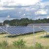 Diese Photovoltaikanlage ist bei Oberach in der Gemeinde Rehling zu finden. Um klimaneutral zu werden, bräuchte der Landkreis noch viel mehr solcher Flächen.