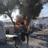 Trostlos ist die Lage im Flüchtlingslager Moria: Weitere Feuer zerstören die letzten Zelte, die Sanitäranlagen sind es bereits. Zigtausende Migranten sind jetzt obdachlos.  	