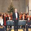 Ein letztes Gruppenbild mit Dirigent: Josef Hauber (Mitte) verabschiedete sich beim Weihnachtskonzert als Leiter des Chores Vox Corona. 