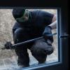 Einbrecher halten Ausschau nach Fenstern, die nicht richtig verschlossen sind. 	