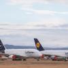 Zwei Airbus A380 der Lufthansa sind auf dem Flughafen Teruel in Spanien abgestellt.