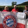 Übergabe der Spende an den Ehrenpräsidenten des Gablinger Bayern-Fanclubs (von links): Gerald Eser, Annelies und Rudi Tausend, Karina, Helmut und Felix Ruf. 