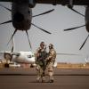 Deutsche Soldaten der Bundeswehr stehen am Flughafen in der Stadt Gao in Mali.