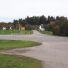 Mit einer Mittelinsel auf der B300 an der westlichen Ortseinfahrt von Ursberg, wo beim Obstgarten der Radweg endet, soll die bisher gefährliche Überquerung der viel befahrenen Bundesstraße für Radfahrer entschärft werden.  	