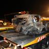 Zwei zerstörte Autos werden auf der Autobahn A7 bei Gollhofen (Bayern) geborgen.