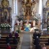 Viele Gläubige sind in die Kirche St. Luzia in Zell gekommen, um ihren Pfarrer Helmut Bullinger die Ehre zu erweisen.  	