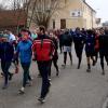 Fast 300 Läuferinnen und Läufer starteten am Sonntag beim Gasthof „Adler“ zum 20. Silvester-Butterbrezellauf in Holzheim. 