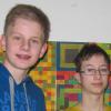 Niklas Weber aus Rain (links) und Florian Kraus präsentieren für Jugend forscht ihr selbst gemachtes Deo.