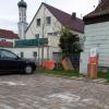 Am neu gestalteten Parkplatz hinter dem Ärztehaus in Buttenwiesen befindet sich eine typische Ladesäule.