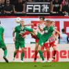 Tim Breithaupt (in Grün, Nummer 18) und die Spieler des FCA stehen vor einem bedeutenden Spiel. Gegen Darmstadt 98 könnte sich unter anderem die Zukunft von Trainer Enrico Maaßen entscheiden.