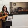 Den Publikumspreis bei der 28. Aichacher Kunstpreisausstellung gewann Vanessa Luschmann mit ihrer fotorealistischen Arbeit "Abwarten und Tee trinken".