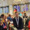 Angeführt von Dominik Kahun gingen die deutschen Nationalspieler durch das Spalier der Fans am Münchner Flughafen. 