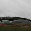 Am rechten Fermenterturm der Biogasanlage bei Jedesheim hat der Sturm die grüne Abdeckplane aufgerissen und heruntergezogen. 