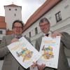 Richard Loibl (links) und Peter Wolf vom Haus der Bayerischen Geschichte präsentieren das Kampagnenmotiv für die Landesausstellung 2020 im Wittelsbacher Schloss in Friedberg. 