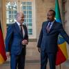 Bundeskanzler Olaf Scholz wird von dem äthiopischen Ministerpräsidenten Abiy Ahmed begrüßt.