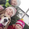 Bitte einmal Lächeln: (von links oben) Adrian, Anika und Antonia mit ihrem Welpe Rocky. Die drei Geschwister lieben ihren Hund. Gemeinsam leben sie in Dattenhausen.  	