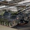 Panzer vom Typ Leopard 1A5 aus dänischen Beständen stehen in Flensburg in einer Produktionshalle (Archivbild). 100 Kampfpanzer  dieses Typs sollen an die Ukraine geliefert werden.