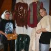 In ihrer Indianerwerkstatt stellen Martina und Reinhold Summer die aufwendigen Kostüme selbst her.