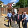 Vom Stand der Bauarbeiten an der künftigen Stützmauer im Gablinger Ortszentrum machen sich Jürgen Lutz, Karina Ruf, Georg Winter, Uwe Fritsch und Heinz Liebert (von links) ein Bild. 