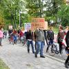 Rund 30 Teilnehmer zogen bei einer Klima-Demo durch die Stadt. 