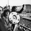 Zwischen HSV-Trainer Branco Zebec (l) und Manfred Kaltz (r) zeigt Stürmerstar Kevin Keegan (M) 1979 die Meisterschale.