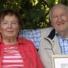 Seit 60 Jahren sind Eleonore und Josef Veh aus Egg an der Günz verheiratet. Das Bild zeigt sie an ihrem Lieblingsplatz im Garten.