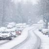 Nur langsam kommen Autos in der Kölner Innenstadt im dichten Schneetreiben voran.