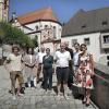 Bei der offiziellen Eröffnung des Historienspektakels waren von links dabei: Kabarettist Julian Wittmann, Ute Eiling-Hütig (CSU-Landtagsabgeordnete), Bürgermeister Georg Scheitz, Katharina Buzin (Künstlerische Leitung), Nikolaus Neumaier, (Vorsitzender Freundeskreis Kloster Andechs) sowie Christoph Prinz von Bayern mit Ehefrau Gudila von Plettenberg. 