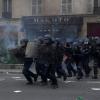 Bei den Protesten um die Rentenreform in Frankreich wurden bisher über 1000 Einsatzkräfte verletzt.