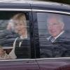 König Charles III. und Königin Camilla verlassen in einer Limousine das Clarence House in London.